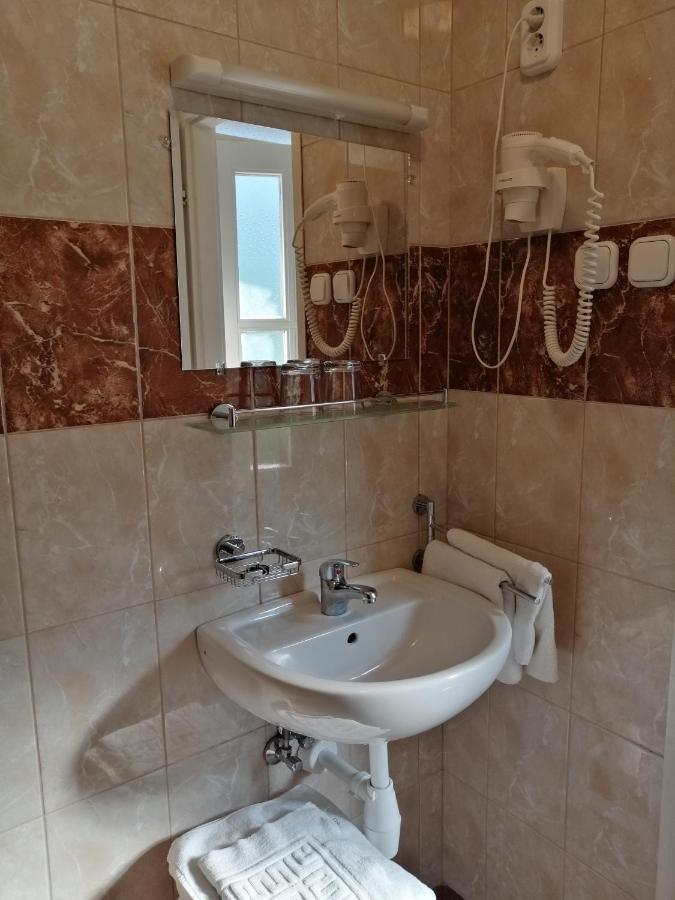 Hőforrás Hotel Gyula Esterno foto