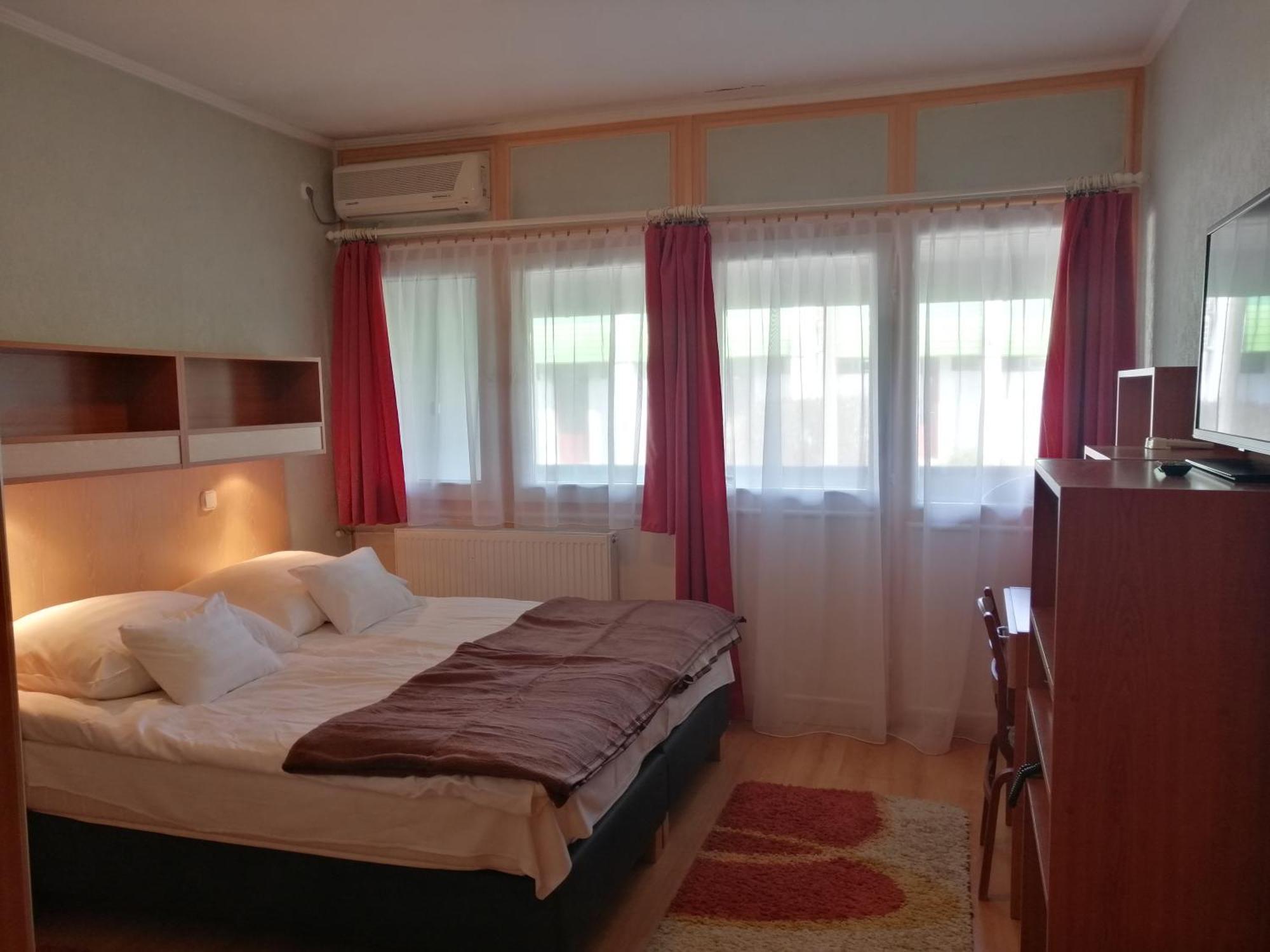 Hőforrás Hotel Gyula Esterno foto