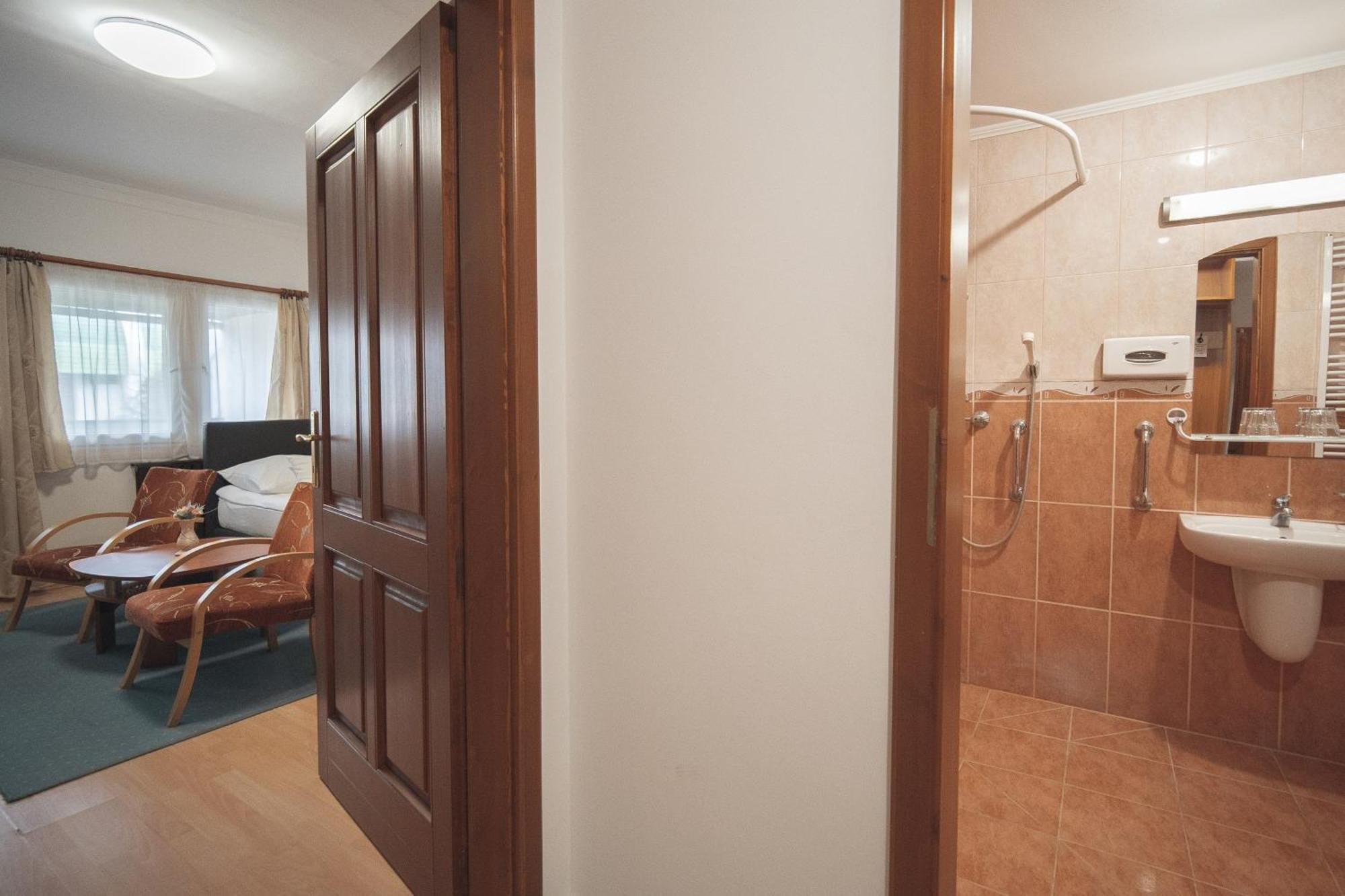 Hőforrás Hotel Gyula Esterno foto